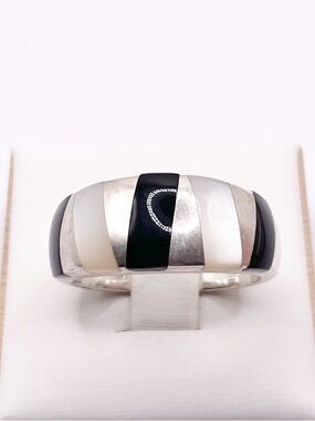 Size 10 vintage CNA signed Sterling Silver Black onyx and White mop Inlay Ring